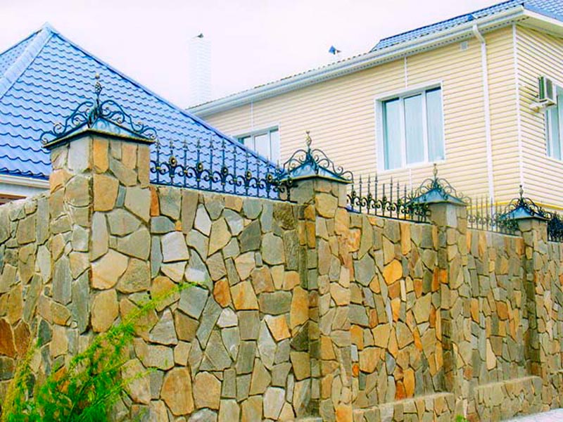 Строительство забора из натурального камня